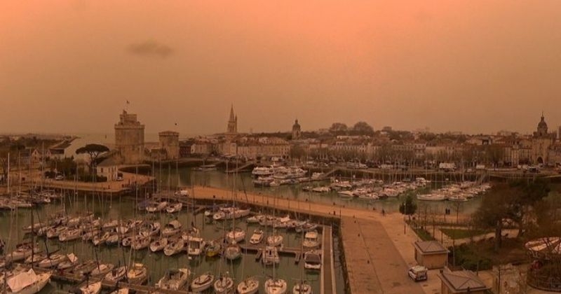 Le ciel français se pare d'une teinte ocre, suite à l'arrivée d'un voile de sable venu du Sahara