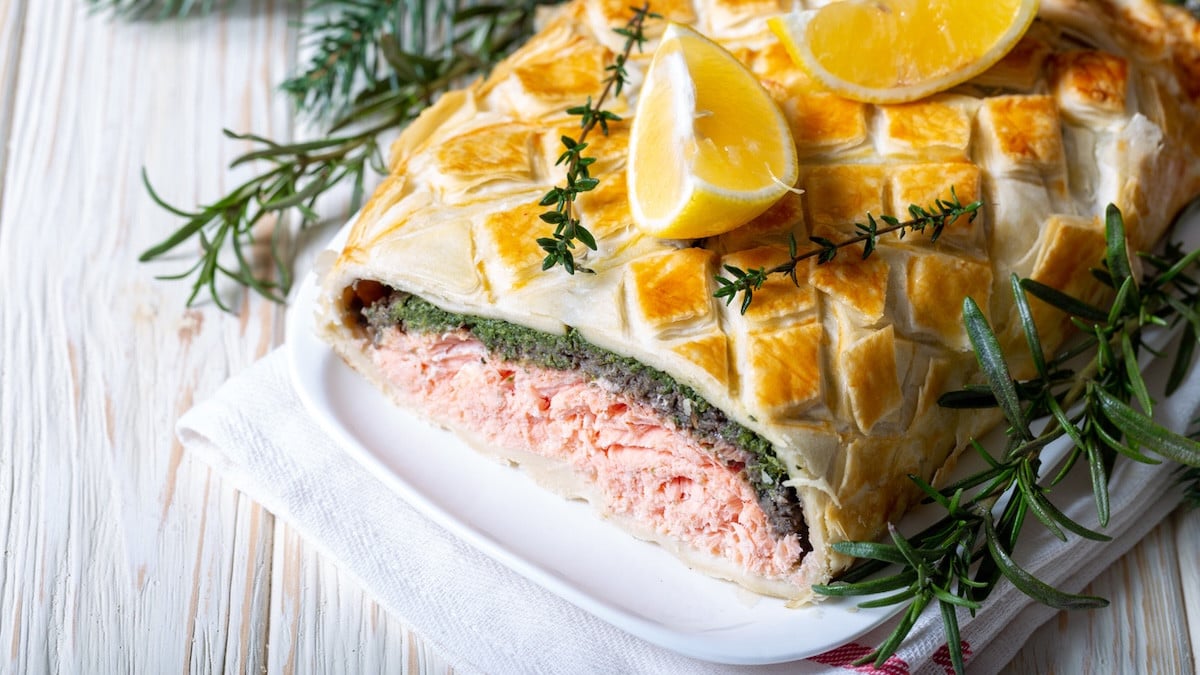 La recette bluffante du saumon Wellington pour un repas de fête avec un secret magique pour la réussir à tous les coups 