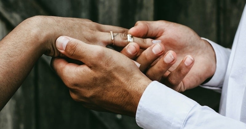 Une femme poursuit son petit ami pour fausse promesse de mariage après 8 ans de relation