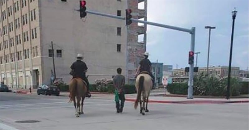 Polémique après la diffusion d'une photo de deux policiers à cheval menant un Afro-Américain par une corde au Texas