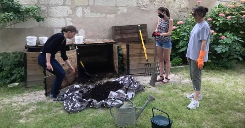 À Tours, « les jardinières masquées » ont planté des fruits et légumes pour lutter contre l'insuffisance alimentaire