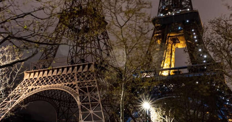 Une réplique de la tour Eiffel, installée en une nuit au pied de la Dame de fer, crée la surprise