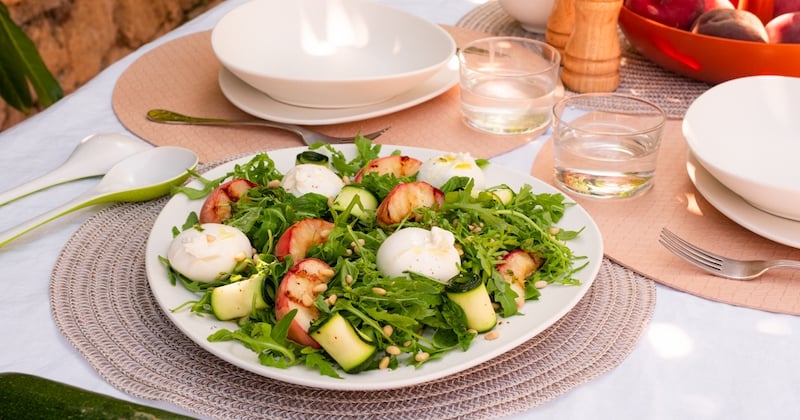Découvrez cette salade originale à la burrata, courgette et aux pêches grillées au barbecue