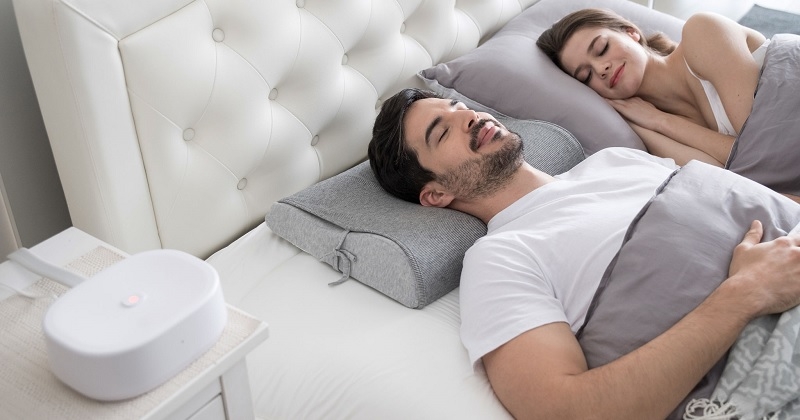 Cet oreiller se met à gonfler pour vous empêcher de ronfler la nuit 
