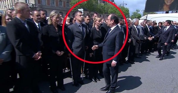 Ce policier a refusé de serrer la main de François Hollande et Manuel Valls lors d'un hommage national, pour exprimer un « ras-le-bol »