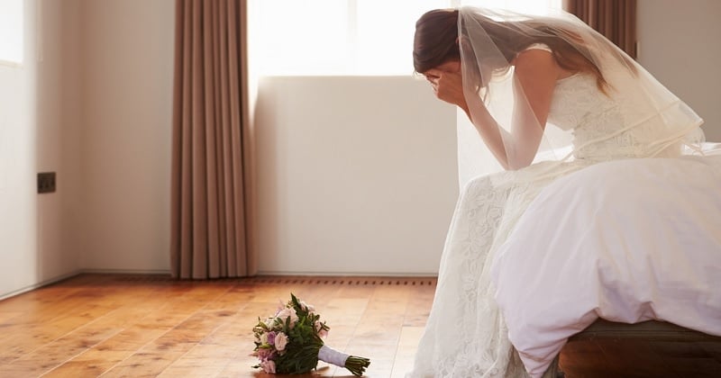 La maîtresse d'un homme fait irruption le jour de son mariage, habillée en robe de mariée