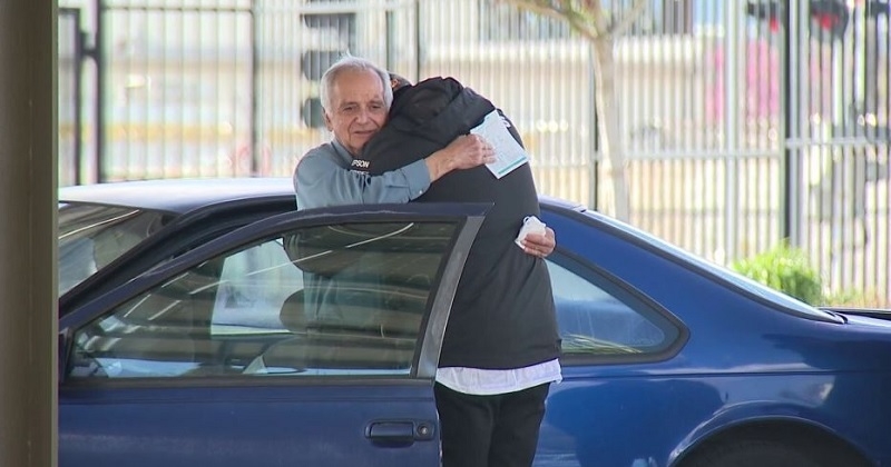 Un ancien élève récolte 27 000 dollars pour son professeur de 77 ans qui vit dans sa voiture depuis un an 