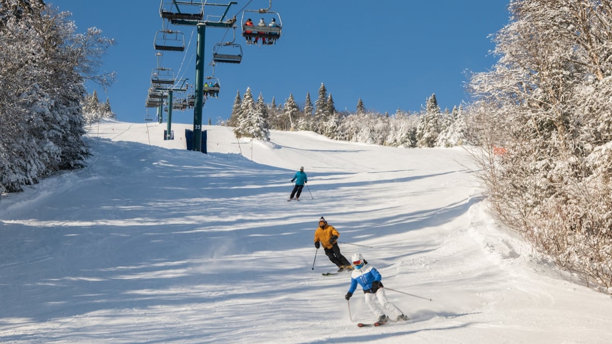 Un homme remonte une piste de ski avec son fourgon pour éviter de payer le... péage !