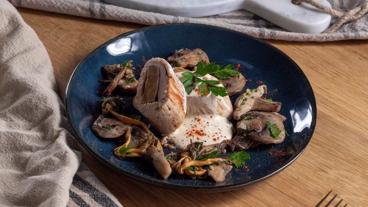 Réalisez de merveilleuses ballotines de dinde au foie gras et champignons avec une seule poêle à tout faire !