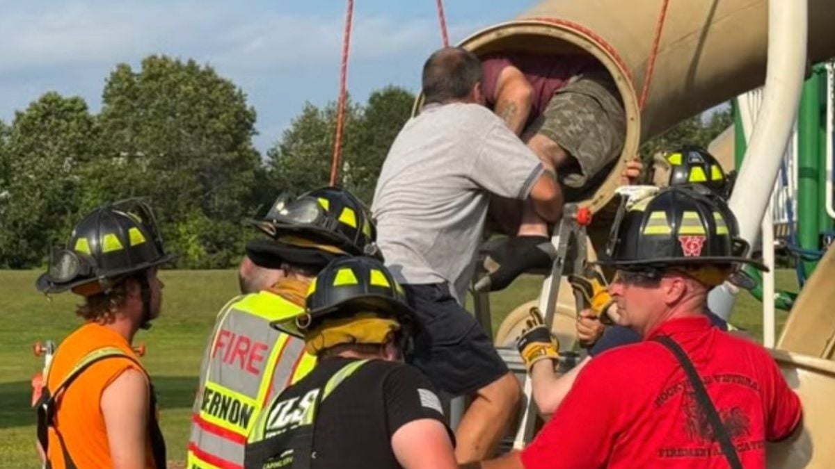 Un homme de 40 ans reste bloqué la tête en bas dans un toboggan