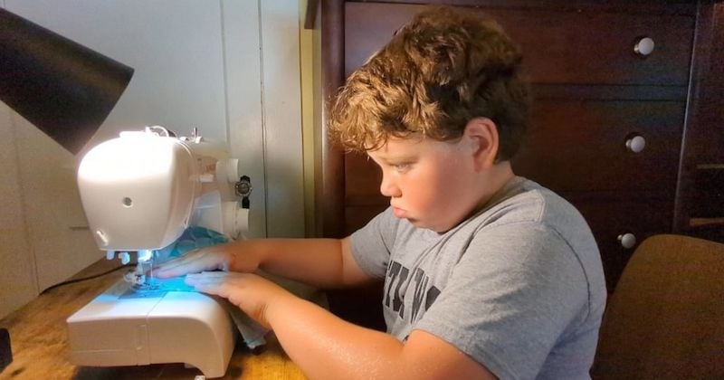 Passionné de couture à 9 ans, il réalise une chemise pour son papa et reçoit une vague de soutien sur les réseaux sociaux