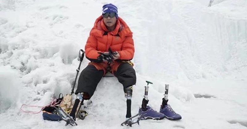 Cet alpiniste chinois, privé de ses deux jambes et âgé de 69 ans, a réussi l'exploit d'escalader l'Everest