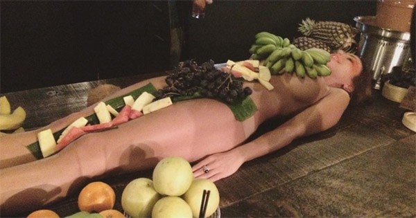 Un bar australien utilise des femmes (presque) nues comme présentoirs à fruits ! Bon app' !