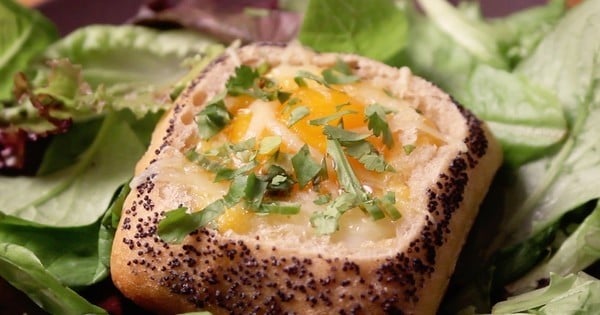 Ce soir, cuisinez nos Egg Boats, des petits pains fourrés au fromage et au chorizo. Bonheur garanti !