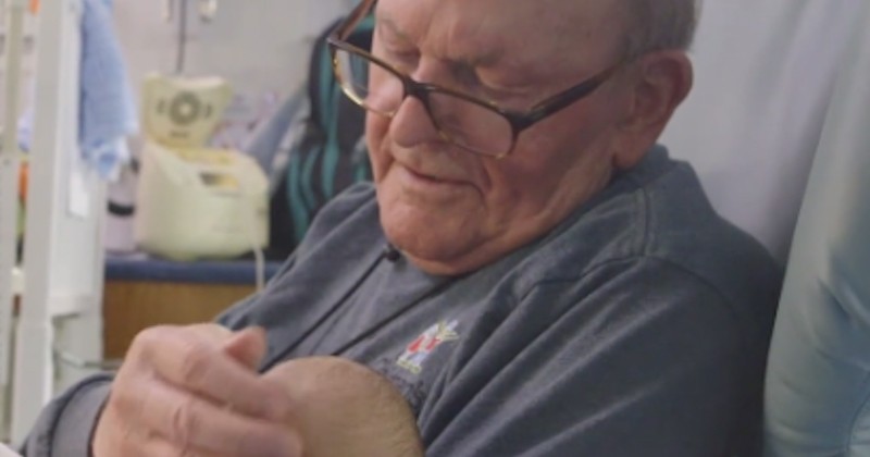 À la retraite, ce grand-père câline et rassure les nouveau-nés hospitalisés