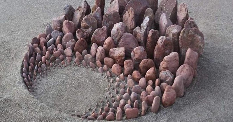 Cet artiste utilise des pierres à la plage pour la création de motifs