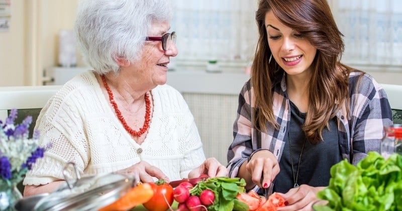 Trouve une mamie cuisinière près de chez toi : le site «Paupiette» met en relation des personnes âgées férues de cuisine avec des étudiants qui cherchent à bien s'alimenter sans se ruiner 