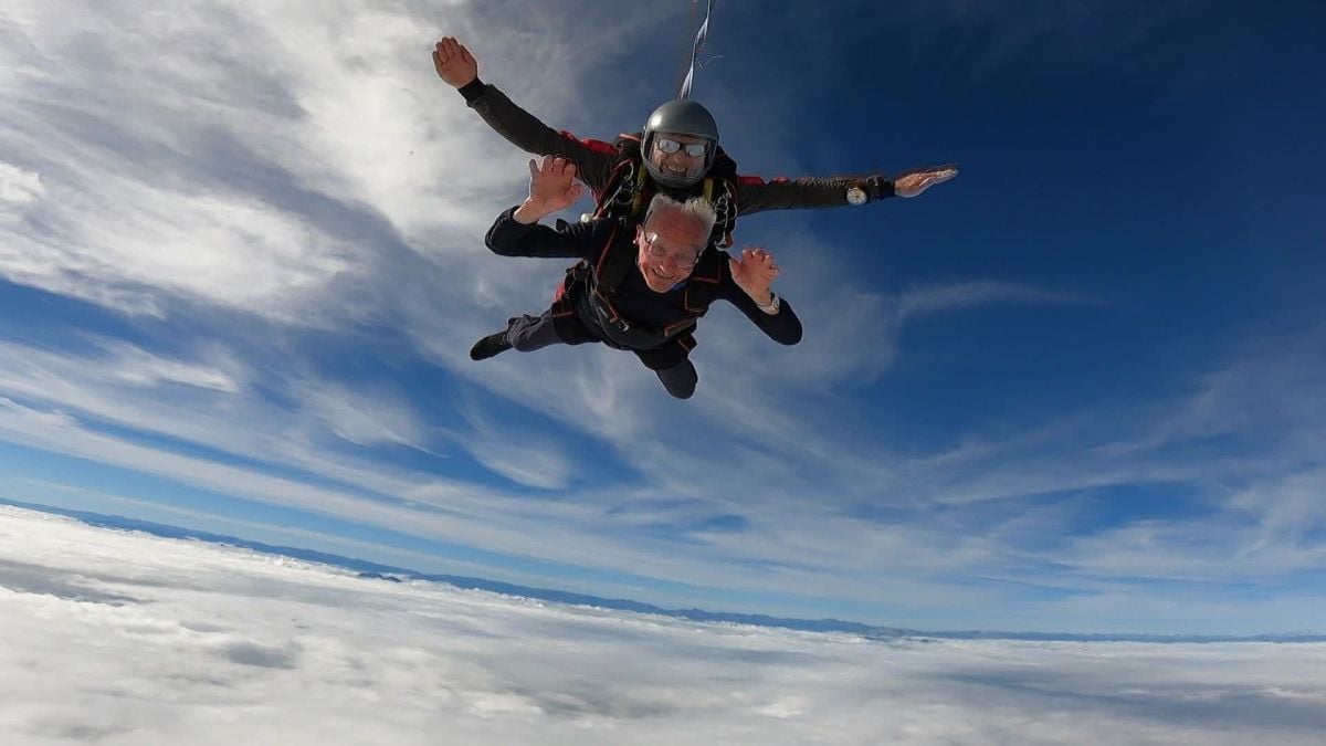 À 100 ans, il saute en parachute pour son anniversaire et bat un impressionnant record 