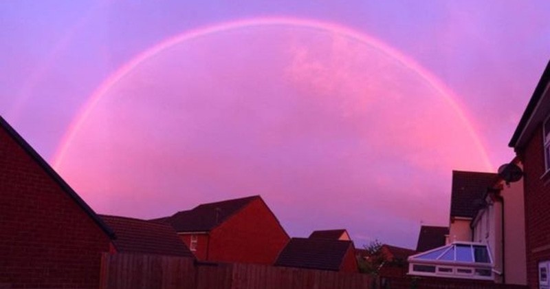 Un magnifique arc-en-ciel rose est apparu dans le ciel de l'ouest de l'Angleterre ! 