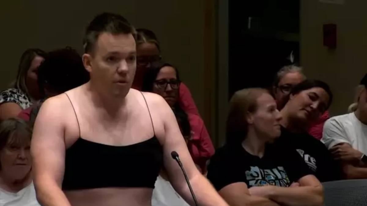 Ce père de famille porte un crop-top pour protester contre le code vestimentaire imposé à l'école