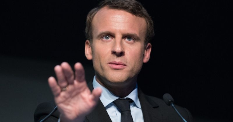 « Macron, on t'emmerde » : à 77 ans, il est condamné à faire un stage de citoyenneté à cause d'une... banderole
