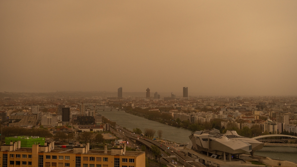 Le sable du Sahara change la couleur du ciel dans le sud-est de la France 