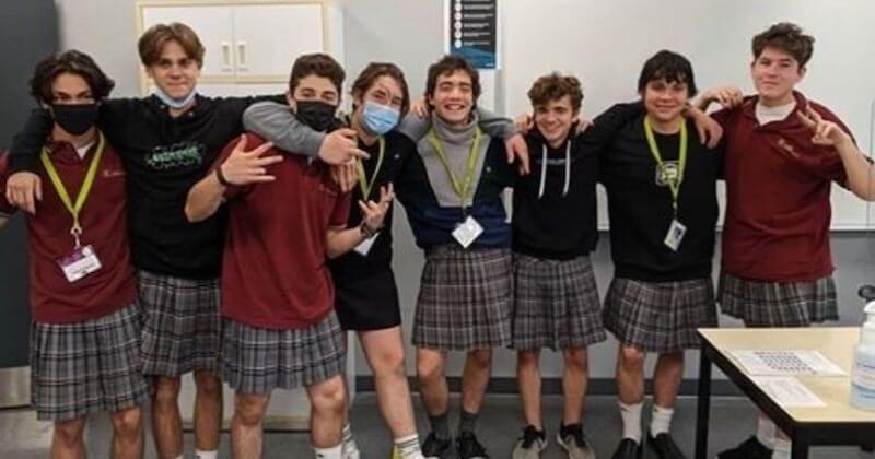 Des collégiens québécois portent des jupes pour dénoncer le code vestimentaire sexiste de leur établissement