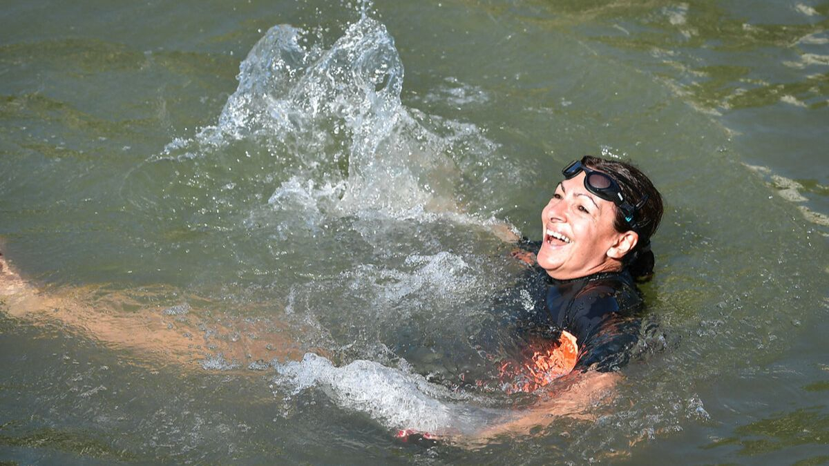 JO Paris 2024 : les internautes sans pitié après la baignade d'Anne Hidalgo dans la Seine