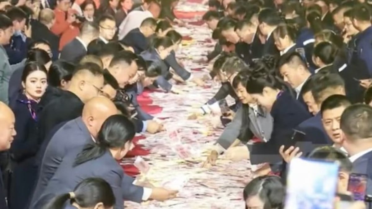 Capture d'écran montrant les employés ramasser les billets