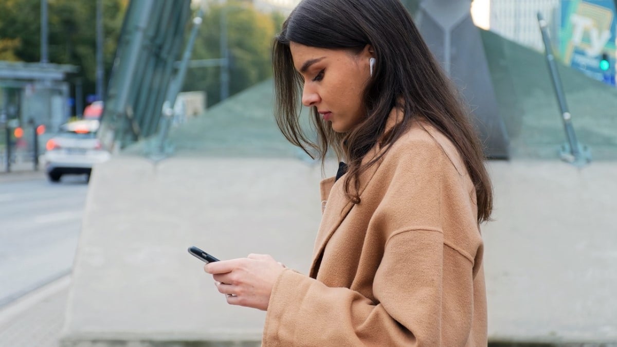 Dans cette ville française, il est désormais interdit d'utiliser son smartphone dans les espaces publics