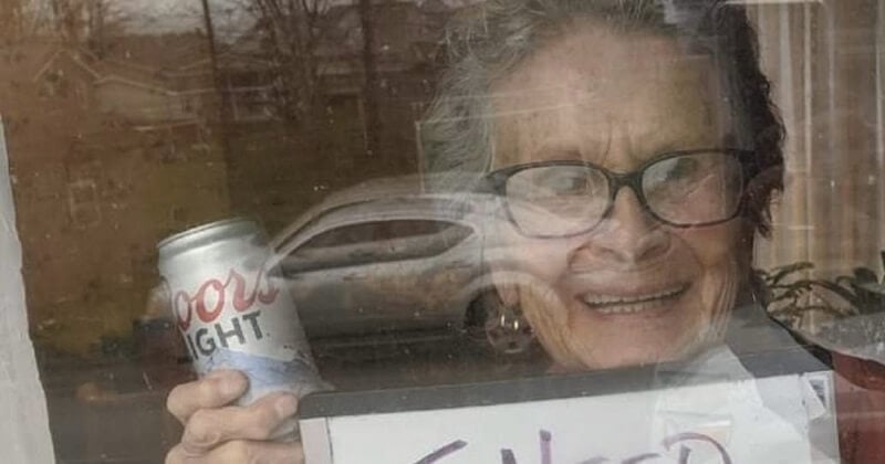 « J'ai besoin de plus de bières ! » : cette femme de 93 ans appelle à l'aide pour réapprovisionner son stock