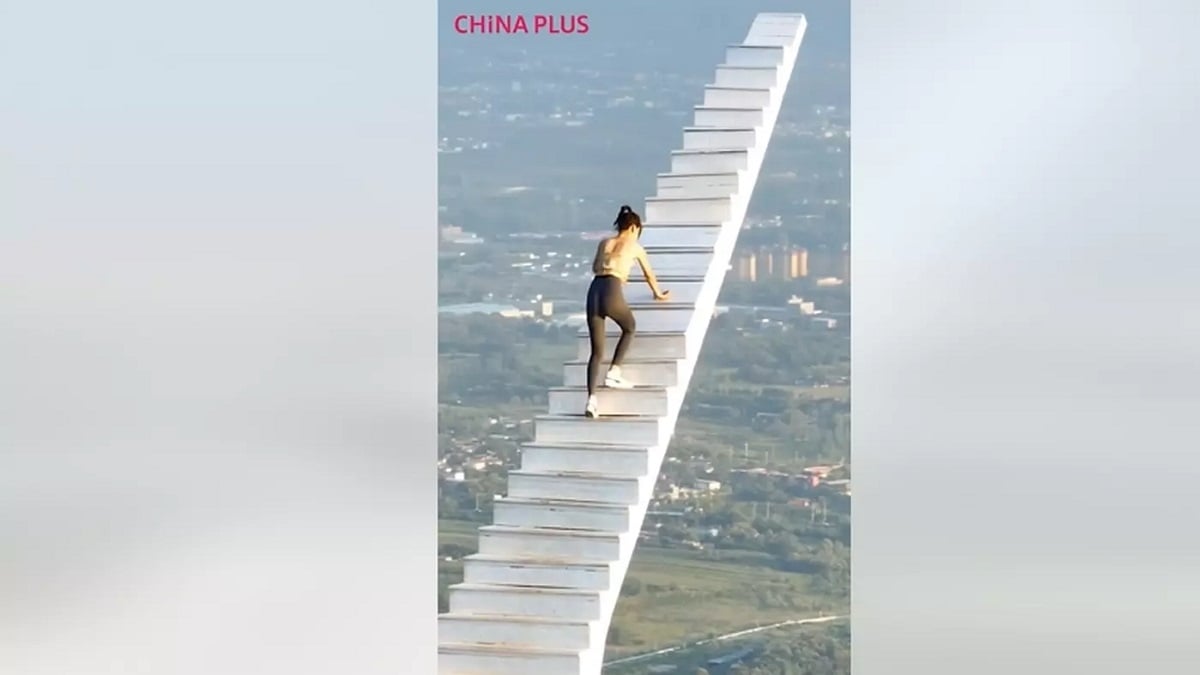 Vidéo : cet escalier terrifiant se dresse à plus de 1000 mètres au dessus du vide, sans aucune sécurité