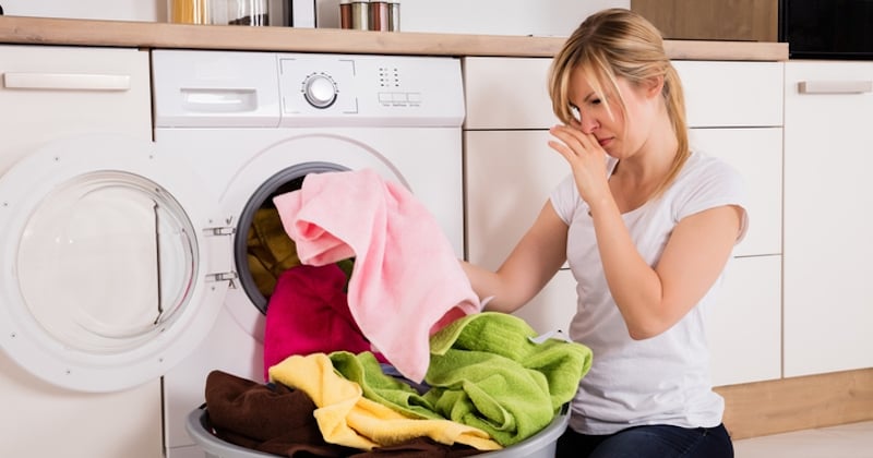 Les astuces naturelles pour éradiquer les mauvaises odeurs du linge causées par la machine à laver 