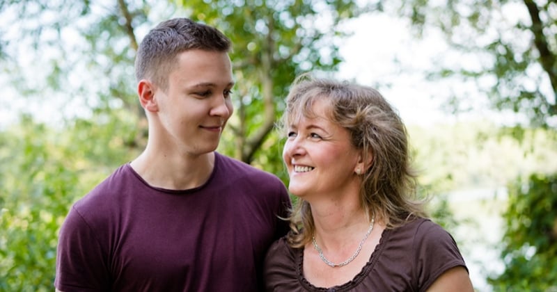 Cette maman est attirée par le meilleur ami de son fils adolescent et a de plus en plus de mal à le cacher