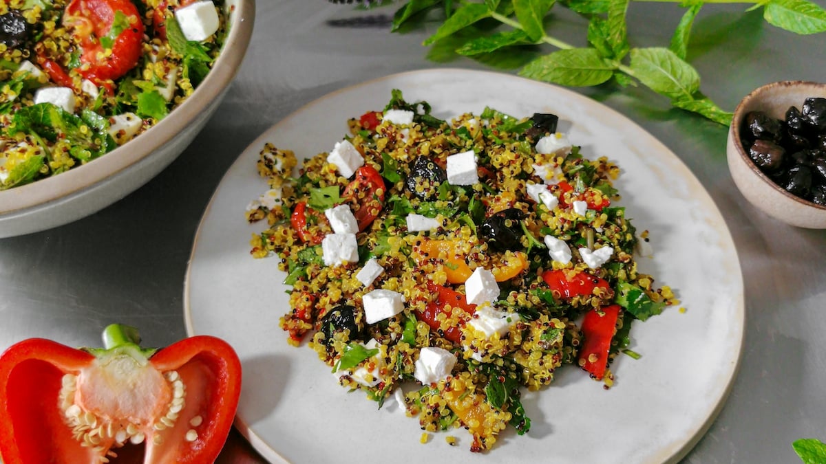 Cette salade de quinoa aux poivrons et à la feta est super fraîche et gourmande, à essayer de toute urgence !