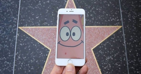 Grâce à son iPhone, il met en scène des personnages de cinéma dans son quotidien. Quelle précision !