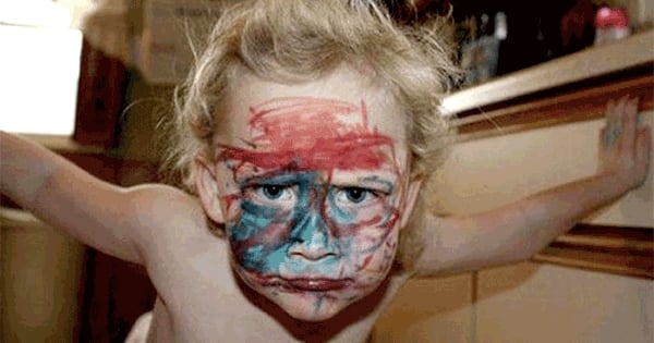Hilarant : 12 photos d'enfants pas farouches qui en font voir de toutes les couleurs à leurs parents !