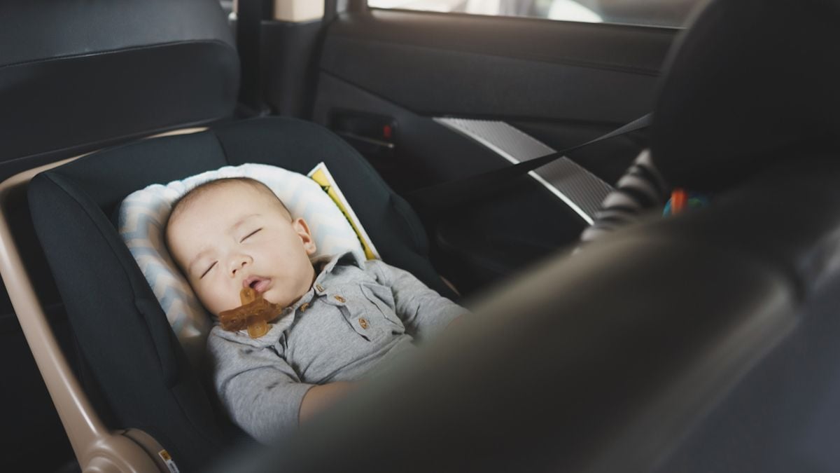Un bébé de seulement 1 semaine retrouvé abandonné dans une voiture en pleine canicule 