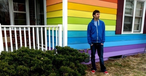 Fatigué par ses voisins, cet homme s'est vengé en repeignant sa maison de toutes les couleurs, de façon à ce qu'elle soit bien visible, de partout