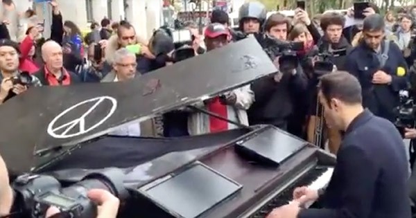 Un inconnu a ramené son piano à queue jusqu'au Bataclan pour rendre un poignant hommage aux victimes... Aucun mot n'est assez fort.