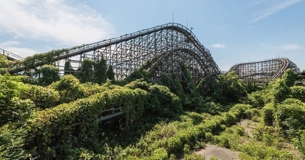 Complètement laissé à l'abandon, ce parc d'attractions japonais n'est plus qu'un immense village fantôme