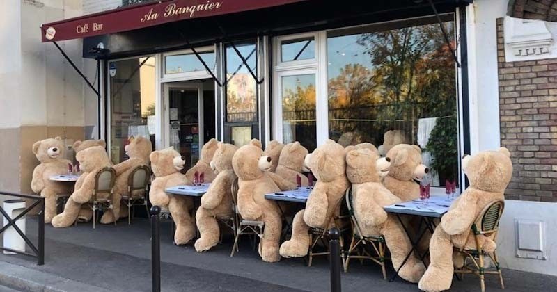 Sur l'avenue des Gobelins, des nounours géants ont pris place pour donner du bonheur aux riverains