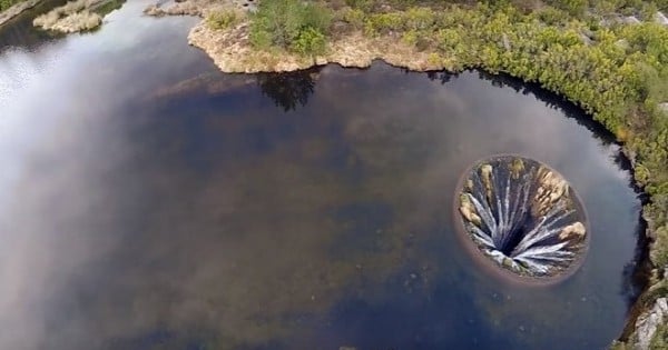 Ce trou géant en plein milieu d'un lac laisse perplexe au premier regard. Mais quel est son secret ?