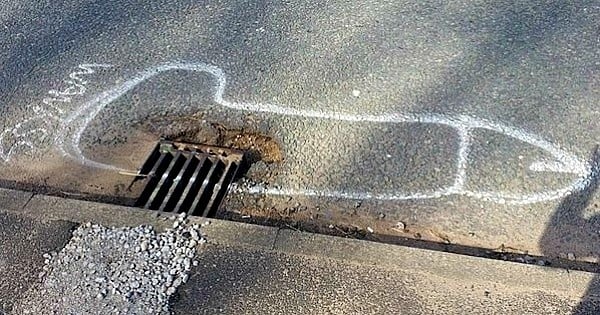 Quand vous comprendrez pourquoi cet homme taggue des gros pénis sur la route, vous trouverez son idée… brillante !