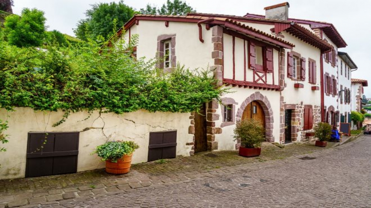 Elle décide de vendre sa maison du Pays Basque 4 fois moins cher que le prix du marché pour une raison touchante