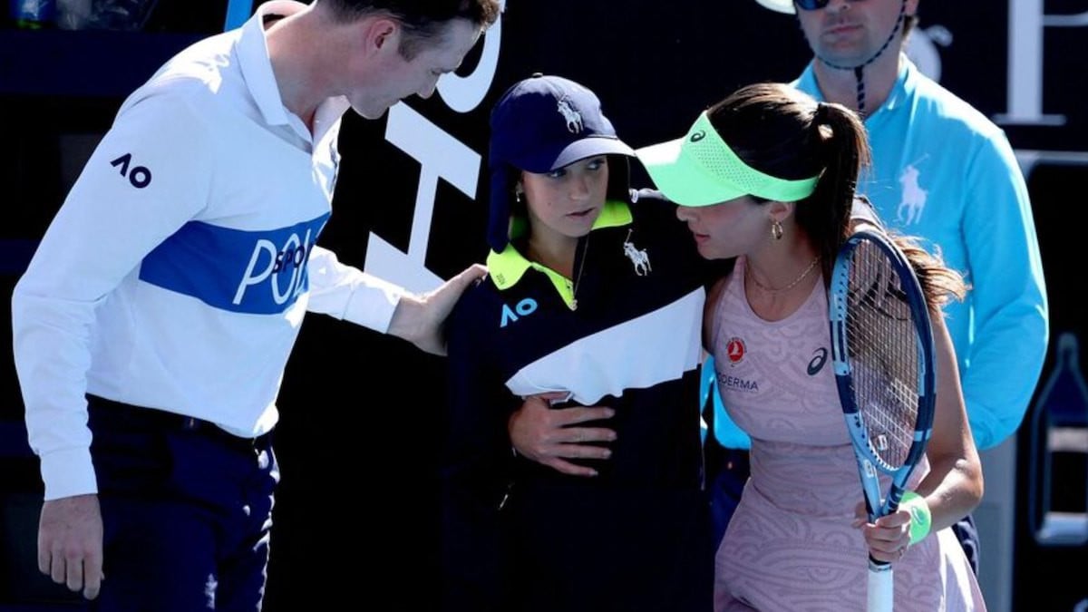 «Respect  » : une ramasseuse de balles s'effondre en plein match à l'Open d'Australie, le geste d'une joueuse fait l'unanimité