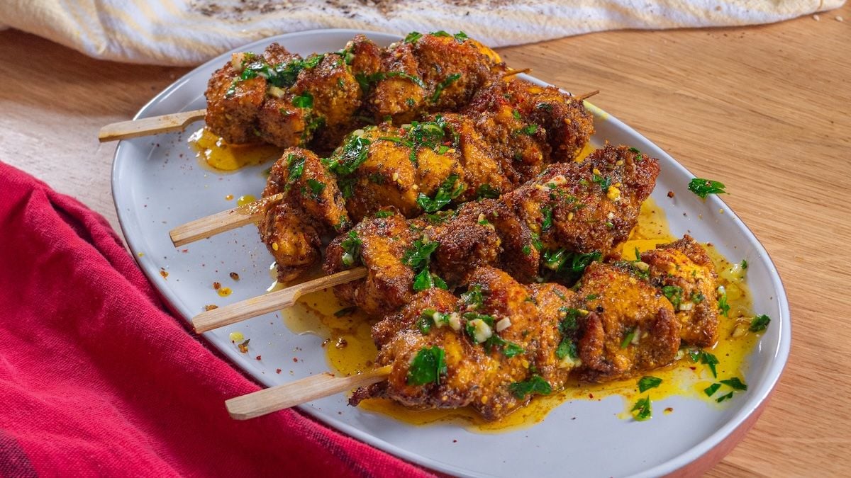 Voici la MEILLEURE recette de brochette de poulet aux épices prête en 15 minutes !