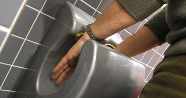 Voilà pourquoi vous devez arrêter d'utiliser un sèche-mains dans les toilettes et préférer votre jean !