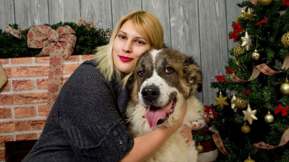un chien et sa maîtresse font un calin