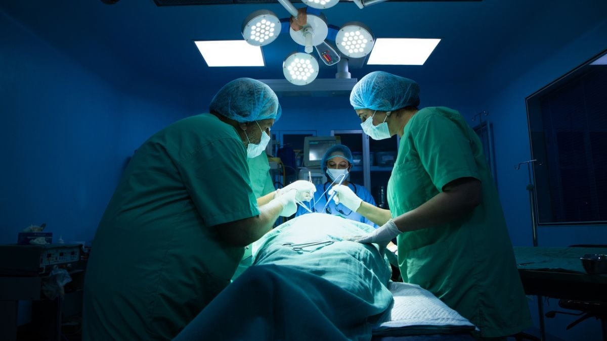 Un patient tombe de la table en pleine opération, l'hôpital donne une explication insensée